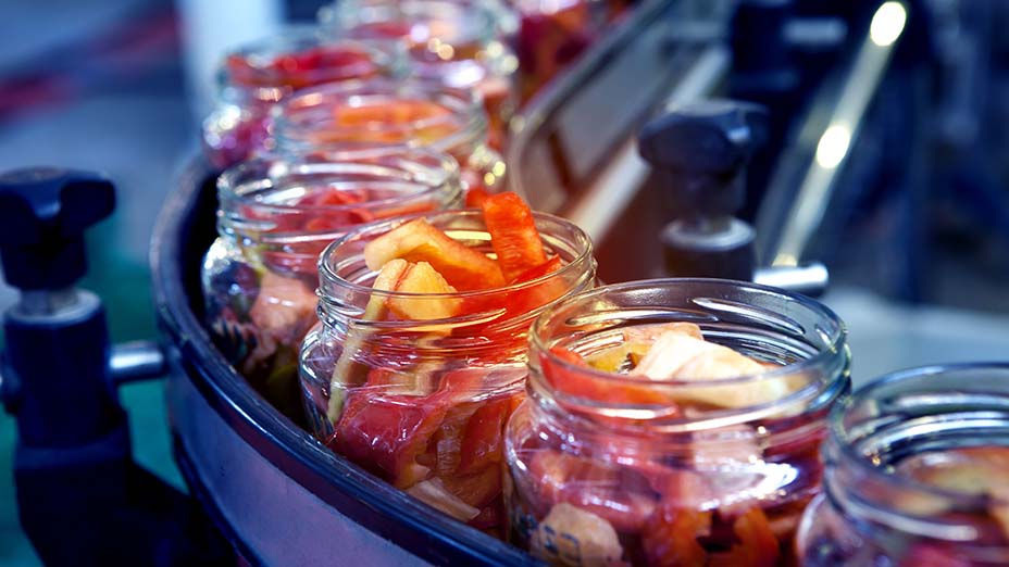 Conveyor belt production of preserved bell peppers